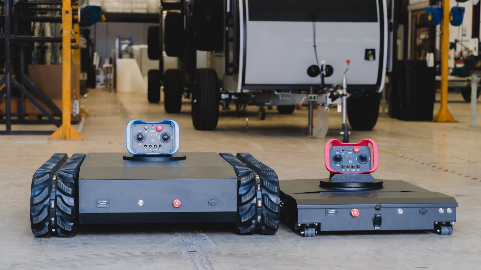 To Robot Trolley-modeller side om side i værksted