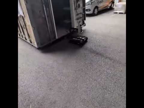 Metalcontainer flyttes på trang plads